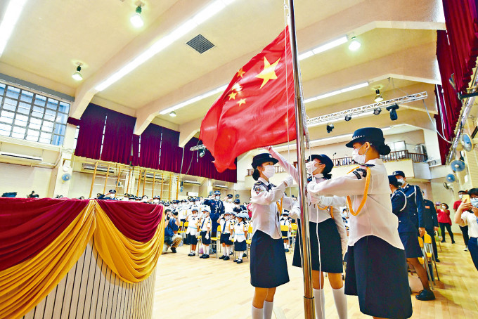 ■学校举行升旗礼庆祝国庆。