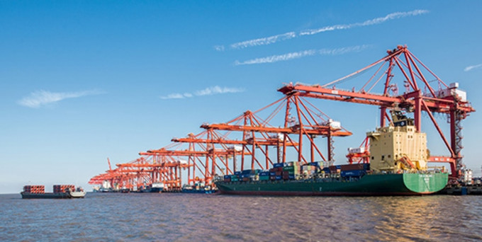 上海港集裝箱輸送量連續12年全球居首。