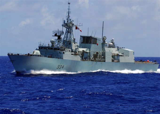 加拿大海军巡防舰里贾纳号18日清晨航经台湾海峡。网上图片