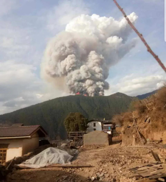 四川凉山火灾现场冒出大量浓烟。