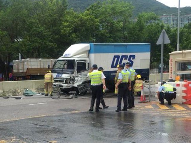 貨車車頭損毀較嚴重。 香港交通突發報料區FB/網民Wah Chung圖