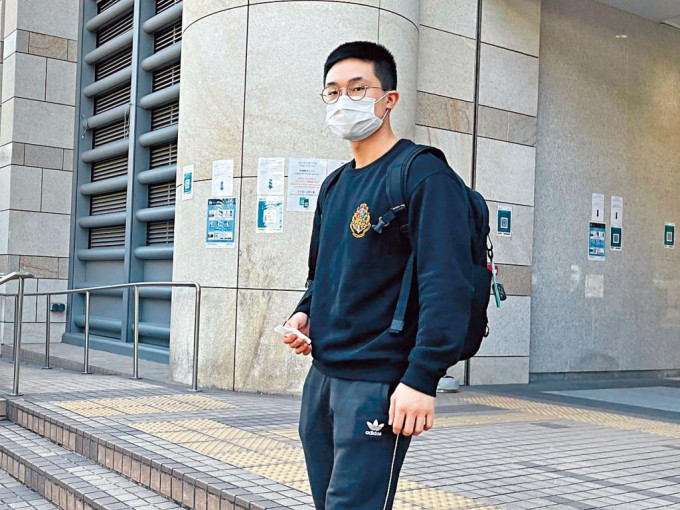 咖啡師楊俊傑被指曾揮動棍狀物體襲擊警員，有份使用暴力。