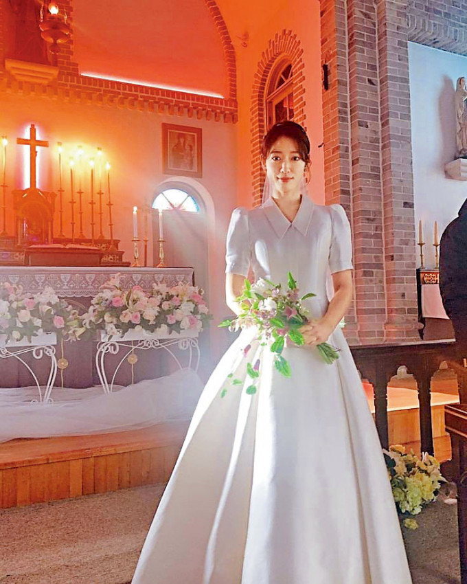 朴信惠拍剧时多次穿过婚纱，她将于明年1月22日正式成为新娘子。
