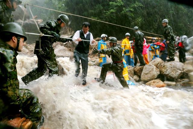 鹿兒島日前有逾300人因暴雨一度被困山上。網圖
