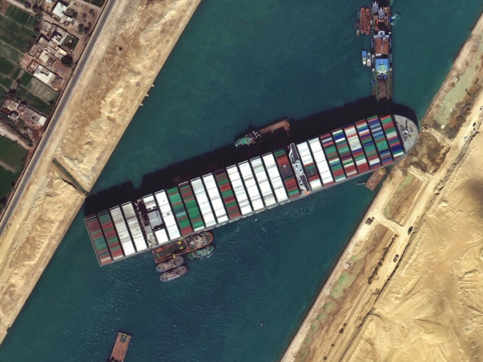 台灣長榮海運大型貨櫃輪「長賜輪」，仍在埃及蘇彝士運河擱淺。AP圖片