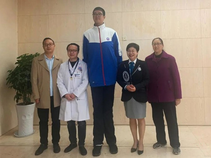四川14岁男孩高221厘米，挑战健力士世界纪录。(网图)