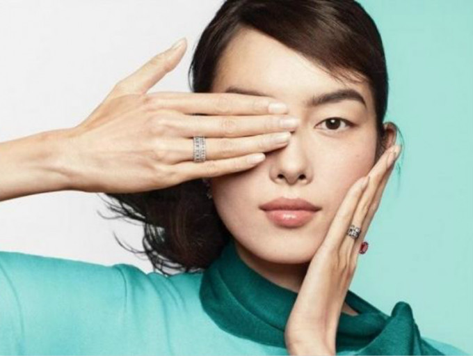 该张广告照片中，是中国名模孙菲菲用带著Tiffany戒指的右手遮住右眼。　网图
