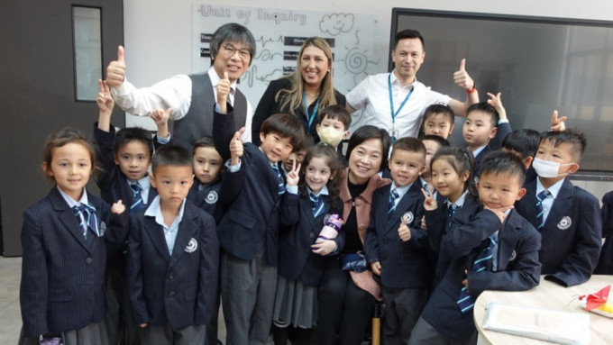 正在東莞訪問的蔡若蓮到當地港人子弟學校與師生交流。政府新聞處圖片