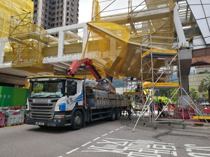 吊臂車上吊臂撞到行人天橋底的鋼板組件，鋼板及安全網頓時鬆脫。梁國峰攝