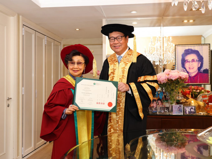 教大颁授荣誉博士学位予白雪仙。