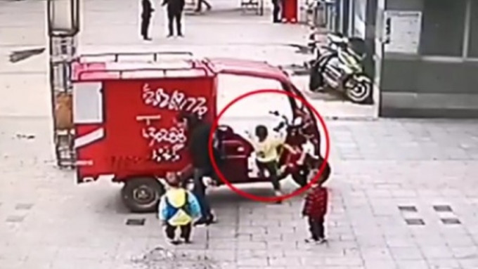 一名三岁男童爬上未拔车匙的三轮车。影片截图