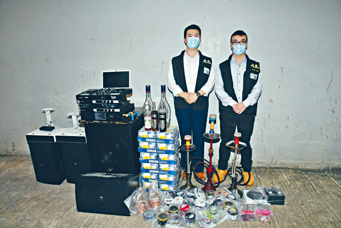 高級督察盛尉仁(右)與楊文迪督察展示檢獲的證物。