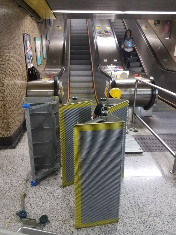港铁黄大仙站电梯自炒。