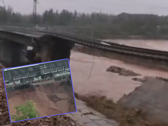 山西有铁路的地基被洪水冲毁。 （片段截图）