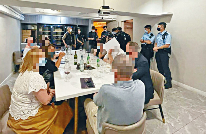 ■警方联同食环署人员巡查酒吧及食肆。
