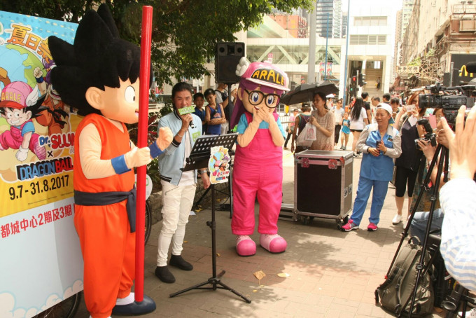 黄翊出席卡通人物街头演唱活动。