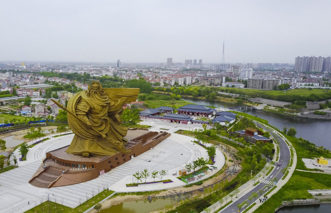 關公像一度成為荊州的標誌建築物之一。新華社資料圖片
