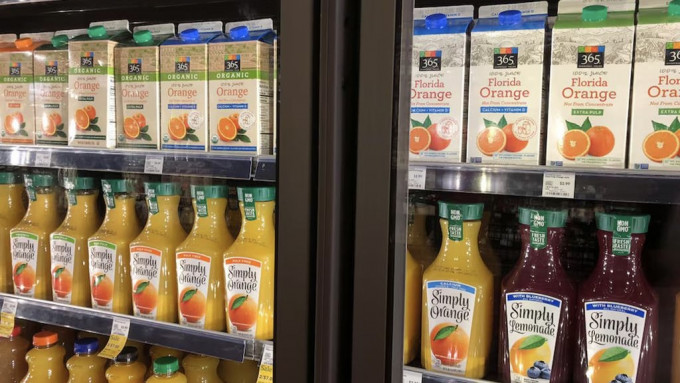 美國加州超市賣場雪櫃內擺滿各式橙汁。 路透社