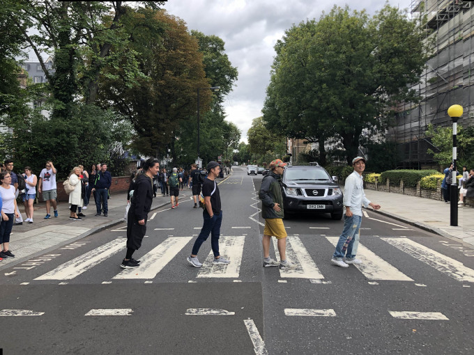 RubberBand潮拜披頭四Abbey Road。