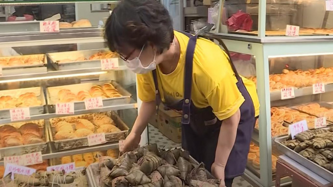 有42年歷史的傳統餅店「均香餅家」負責人吳太接受電視訪問。《東張西望》截圖