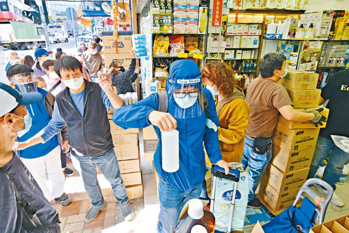 藥房擠滿購買防疫物品的市民。