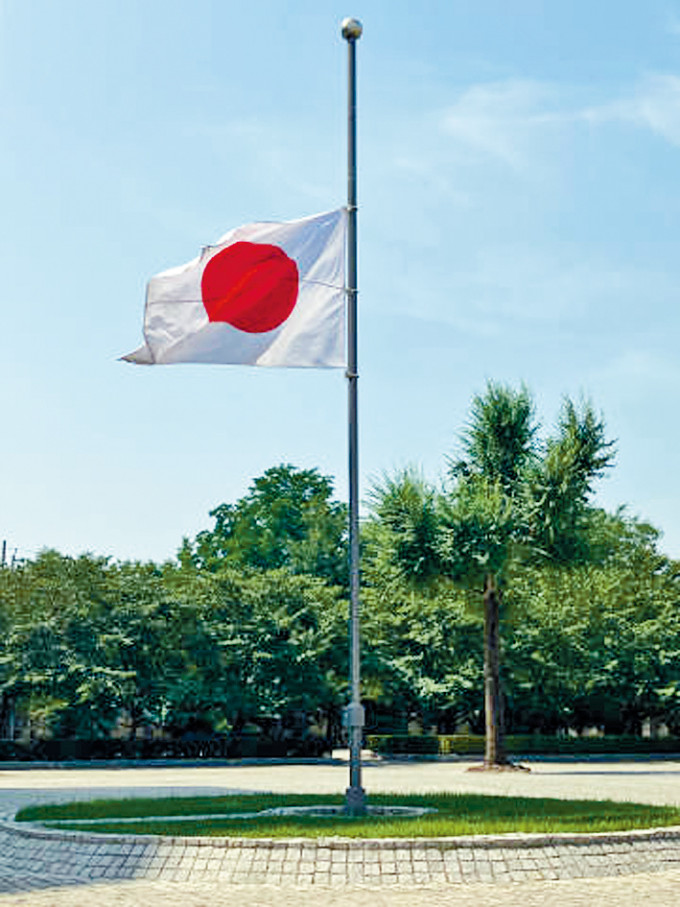 日本駐華大使館降半旗向胡友平致哀。