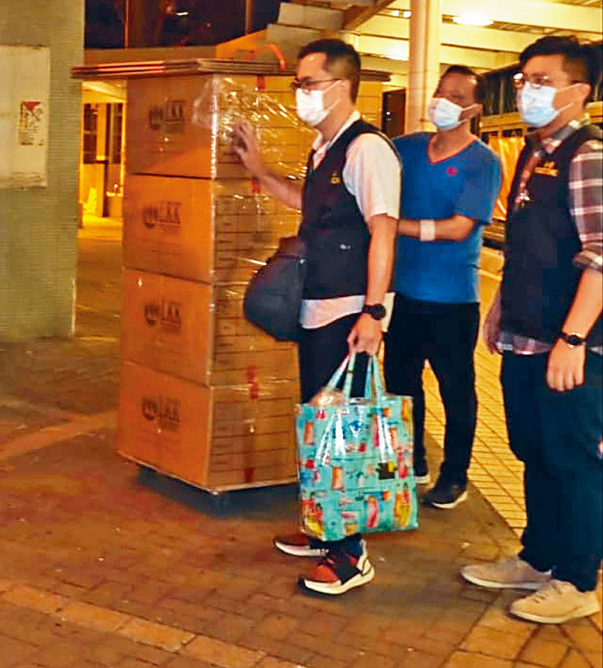 關員在頌安邨搬走多箱懷疑戰略物資。