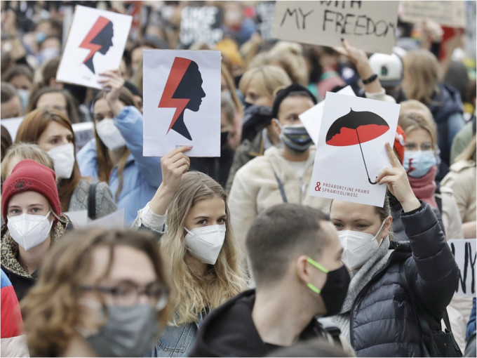波兰争取堕胎权利的示威持续，有民众发起罢工。AP图片