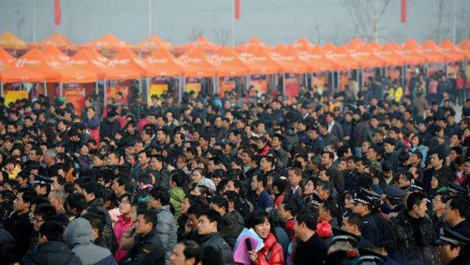 内地去年出生人口1062万人，中国男性比女性多3362万人。新华社资料图片