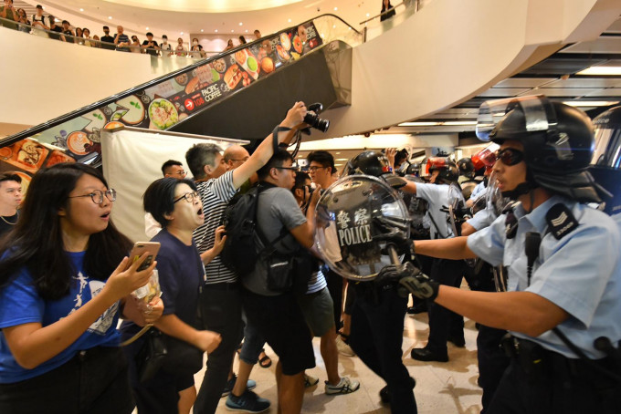 晚上9時半，大批警員衝入沙田站大堂，與市民衝突。