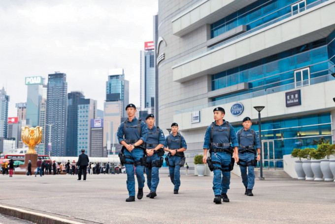 警方將派出大批警力在全港票站、重要基建及人流較密集的地方，進行不定時的高姿態反恐巡邏。