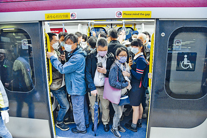 ■港鐵東鐵綫九卡及十二卡車廂混合使用，大部分乘客能第一時間上車。