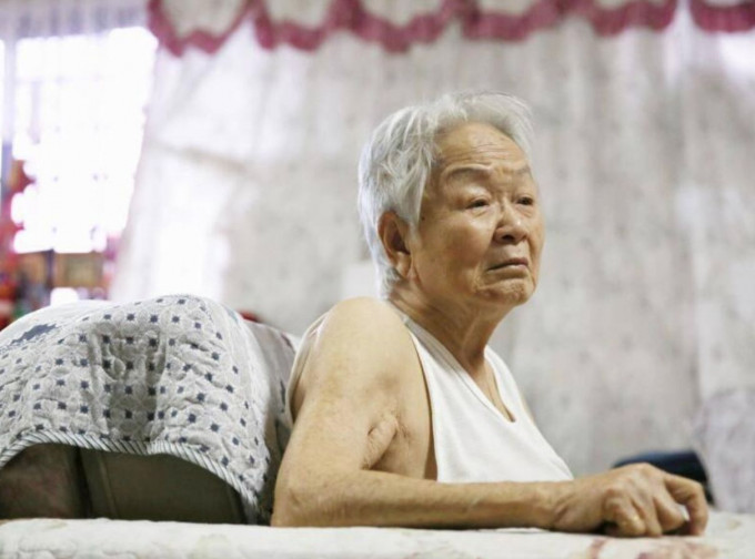 90岁老妇将6名子女养育成人，年老时竟然无子女愿意照顾。网图