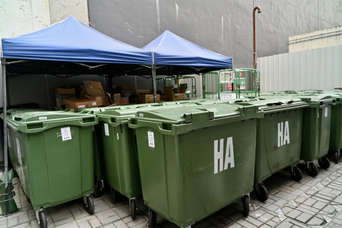 因大部分废物均不能回收，公立医院在今年8月1日起也要依例缴交垃圾费。锺健华摄
