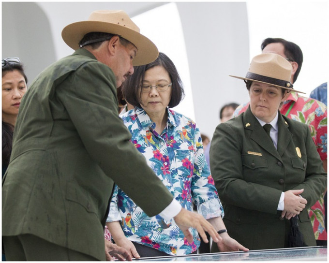 蔡英文參觀亞利桑那號戰艦紀念館。AP圖片