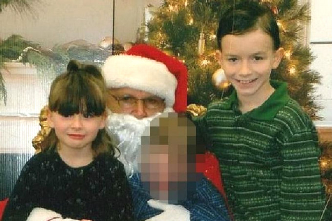 受害女童玛丽及其哥哥埃尔温与圣诞老人合照。网上图片