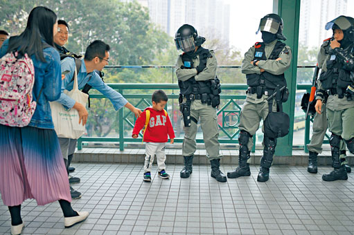 ■有随家长途经天桥的小童，要求与警察叔叔合照。