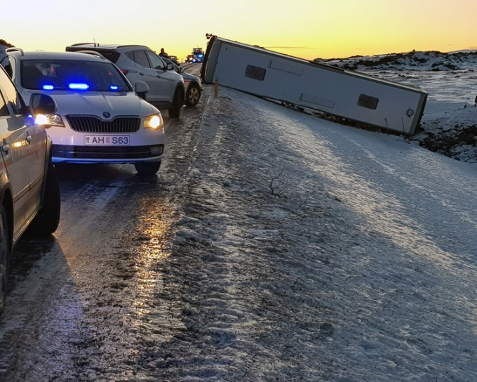 中國旅行團冰島遇車禍，1死12傷。AP