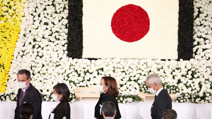 出席安倍國葬的代表先後上台獻花。路透社圖片