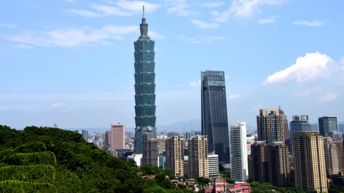 台湾陆委会再就修紧港人申请定居的条件传闻作出澄清。(新华社)