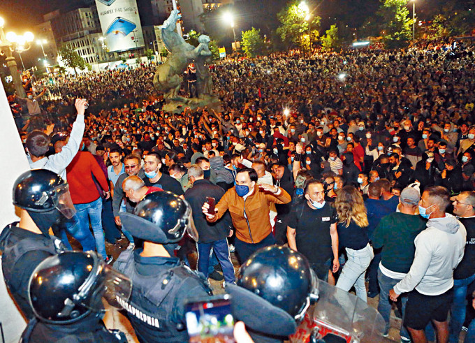 大批示威者周二在塞尔维亚贝尔格莱德的国会门外，与警冲突。