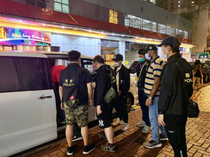 警方於荃灣區打擊非法街頭賭博行動，拘捕4名男子，以及票控10名違限聚令的圍觀男女。警方圖片