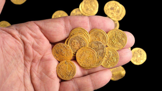 保育区墙壁内共发现44枚七世纪珍贵纯金币。以色列文物局