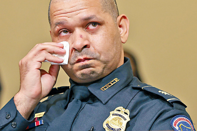 美國國會警察戈尼爾周二在聽證會作證時落淚。