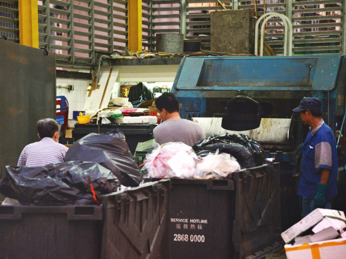 香港民意研究所調查發現，有6成半受訪者同意實施都市固體廢物收費。資料圖片