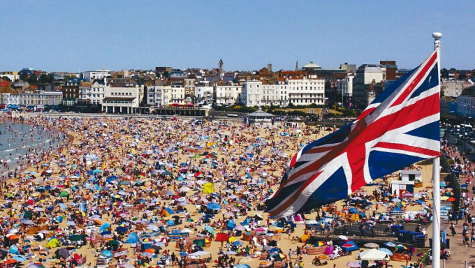 英國肯特郡馬蓋特海灘周日人山人海。