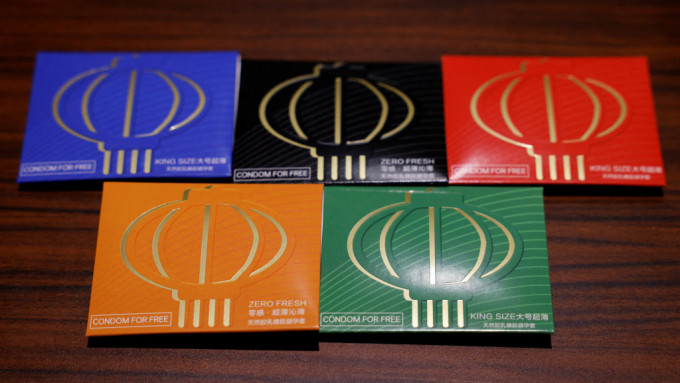 京奧版的避孕套將燈籠元素和奧運五環結合，別具中國韻味。資料圖片