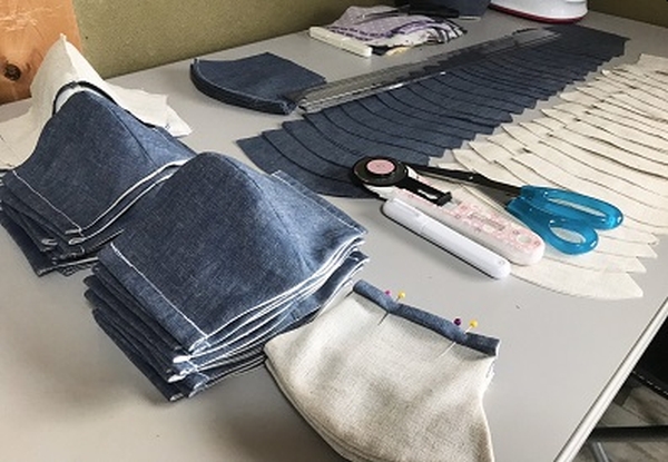 冈山县是日本国产牛仔裤的发源地生产「丹宁口罩」获得好评。(网图)