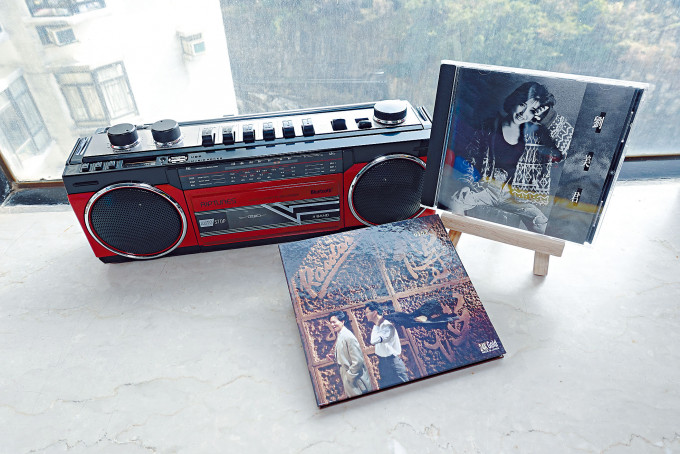 1987年度，兩張神話級專輯《劉美君》（右）及《傳說》（左），掀起了不少城中熱話。
　　