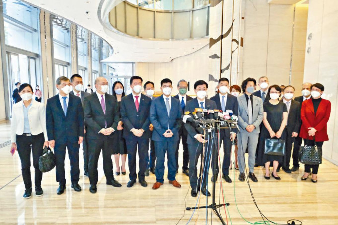 李家超（前排左六）昨日拜会中国企业协会，与出席者一同会见传媒。